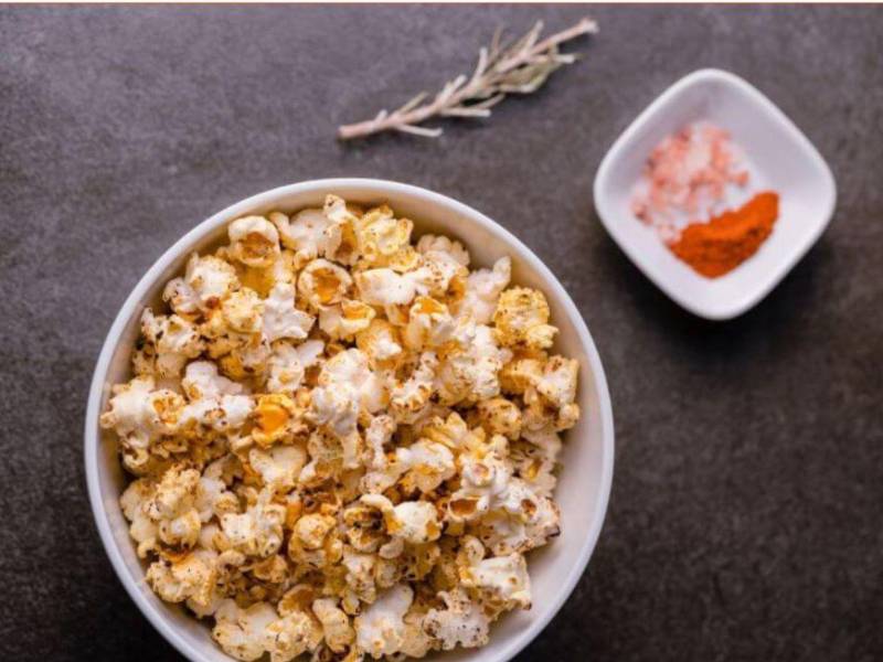 Palomitas naturales de maíz con una cucharada de queso parmesano. Contienen fibra y son una alternativa ligera.