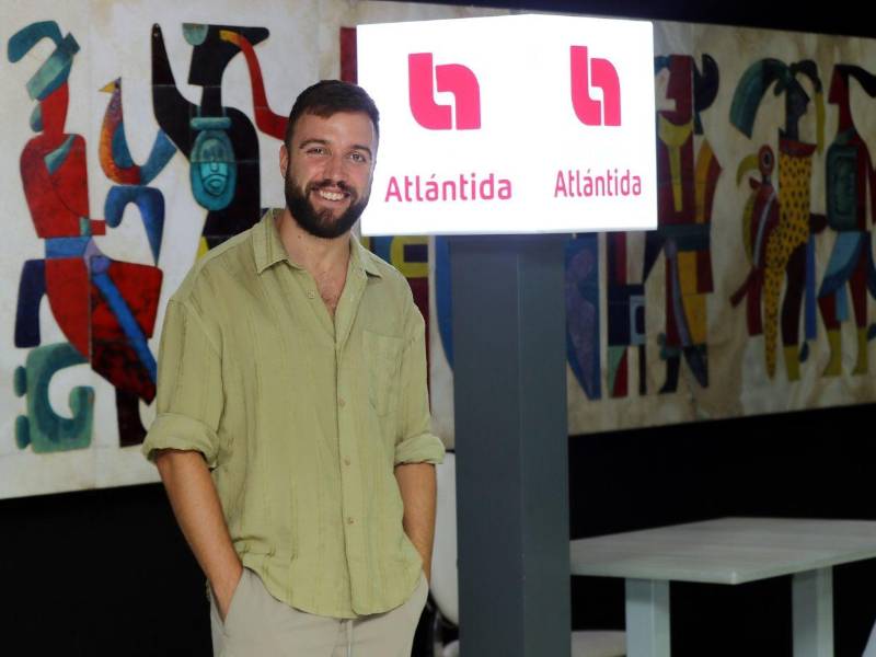 Manrique Ares dirige Un Lugar, espacio curatorial independiente activo en Madrid desde 2023.