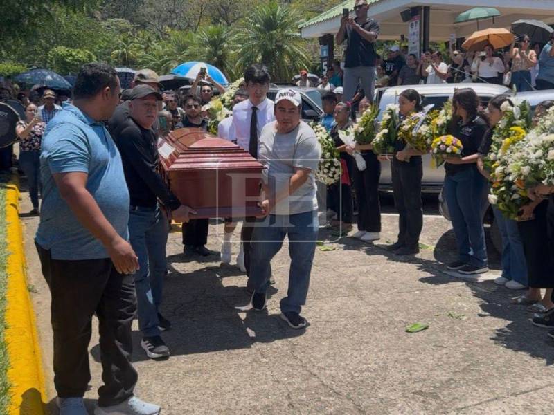 Familiares, amigos, colegas, estudiantes y pobladores se dieron cita este domingo para darle el último adiós al director del Instituto Polivalente Brisas del Valle, Víctor Fiallos, quien fue asesinado el reciente 29 de mayo en Cofradía, Cortés. A continuación los detalles del emotivo momento.