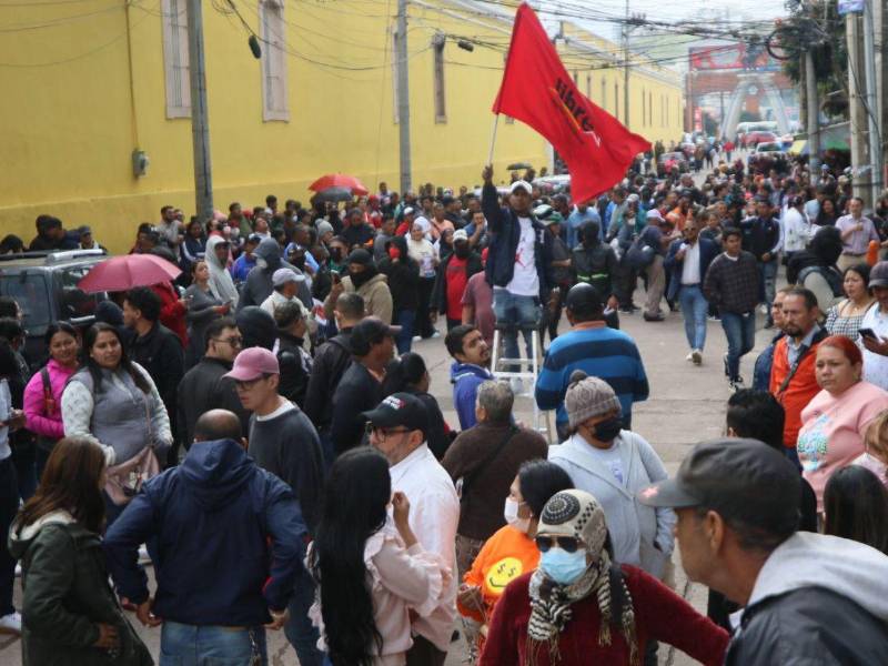 Como el centro de la ciudad está controlado por militares y policías, los grupos violentos de Libertad y Refundación fueron a causar caos en los alrededores del edificio del CNE.