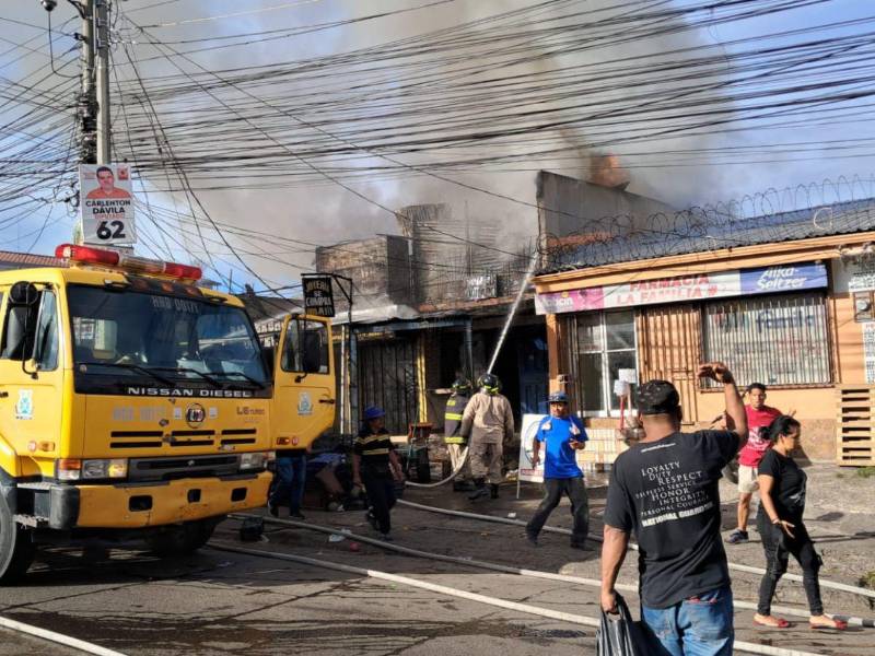 El incendio registrado en el Zonal Belén consumió tres comercios y movilizó a unidades contraincendios para sofocar el siniestro.