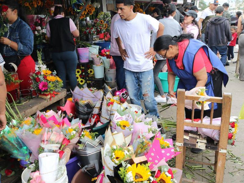 Entre aromas y colores, los arreglos florales reflejan cariño y recuerdos, mientras los vendedores se preparan semanas antes para atender a los clientes.