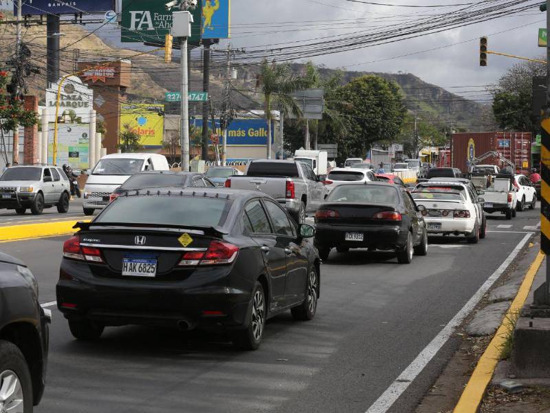 Las filas interminables y el tráfico lento continúan marcando la rutina de miles de conductores que cruzan a diario por la zona intervenida como medida temporal.