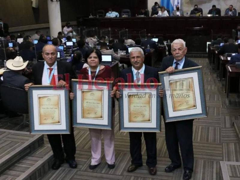 Don Norman Arévalo recibe Pergamino Especial de Reconocimiento por su amplia trayectoria en el Congreso Nacional.