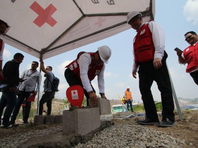 Con la colocación de la primera piedra del CENASA, la Cruz Roja Hondureña impulsa un proyecto clave que permitirá mejorar la atención de pacientes que requieren transfusiones en todo el país.