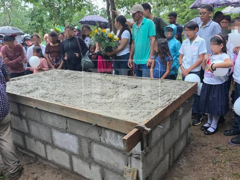 Sus compañeros de grado acudieron al campo santo para darle el último adiós al menor.