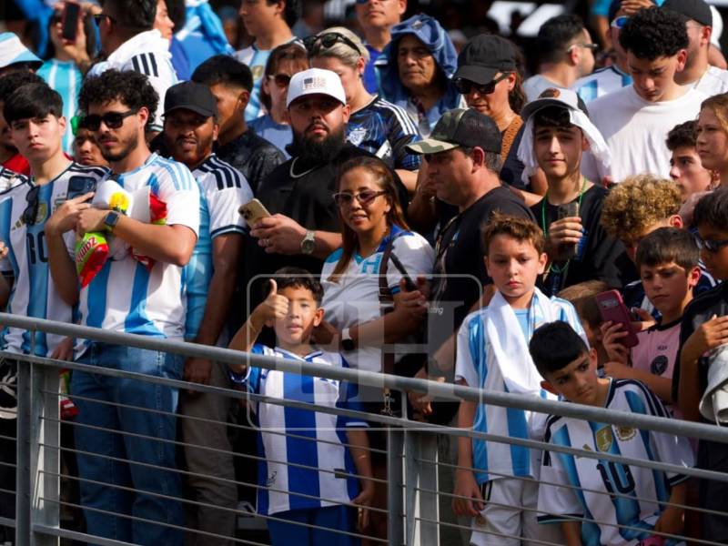 Cientos de aficionados hondureños y argentinos llenan el Kyle Field.