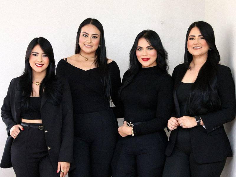 ​​​​​​Betzabe Matamoros, Paola Matamoros, Daniela Matamoros y Fernanda Matamoros, cuatro de las nueve hermanas.