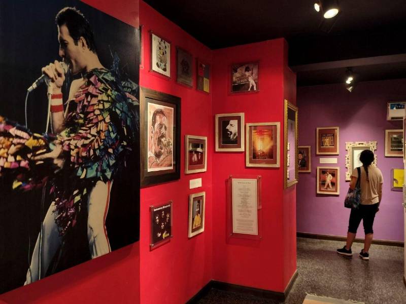 Turistas visitan el Museo Freddie Mercury en Zanzíbar.