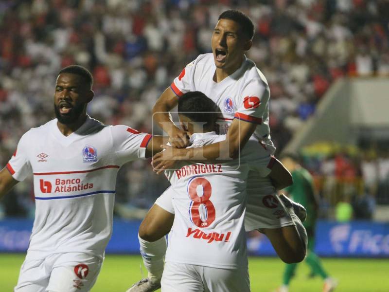 Los jugadores del Olimpia celebran tras el gol de José Mario Pinto.