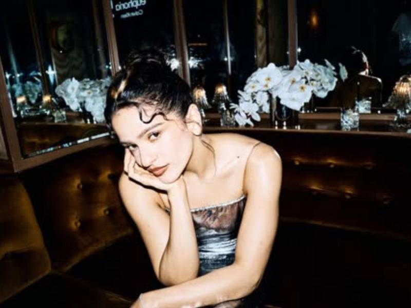 La famosa ha avivado los rumores de un romance con una modelo francesa.