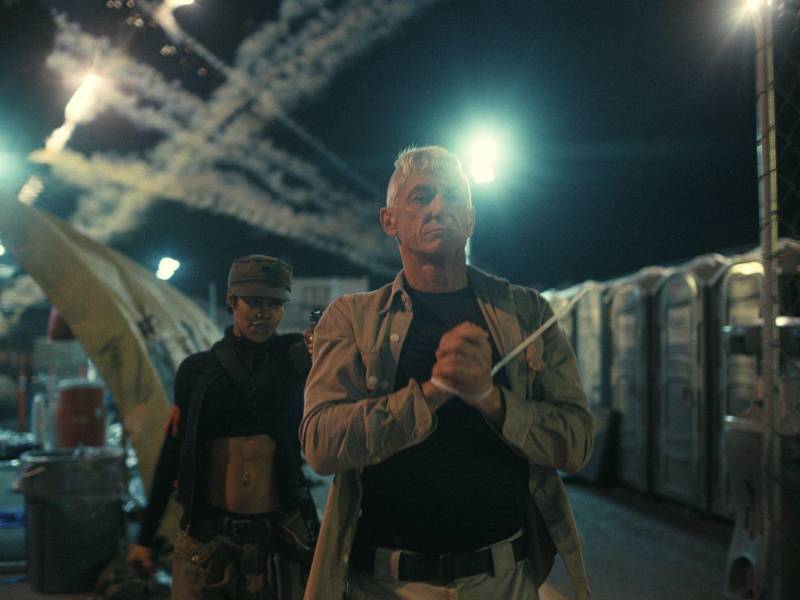 Sean Penn junto a Teyana Taylor en una escena de Una batalla tras otra.