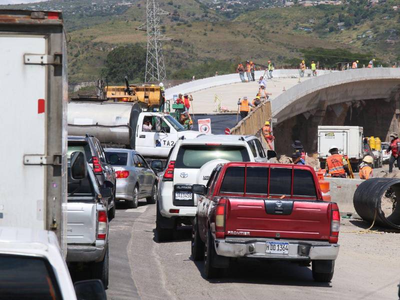 La construcción del paso elevado avanza con estructuras gemelas de 227 metros, vigas cajón y una rotonda de 80 metros que redistribuirá el tráfico hacia varias direcciones.