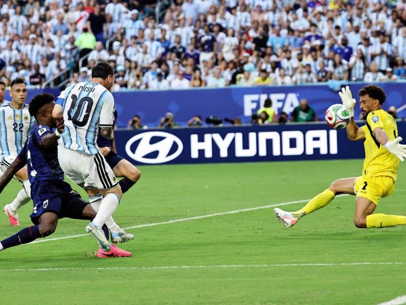 El 10 de Argentina le picó el balón al arquero Vozinha.