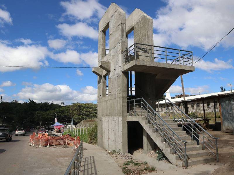 Pese a que la obra ya comenzó, la comuna aseguró que construyó únicamente hasta el punto que las líneas eléctricas los permitieron, siendo evidente la necesidad de ejecutar la mejora en el sistema eléctrico para dar continuidad a la obra.