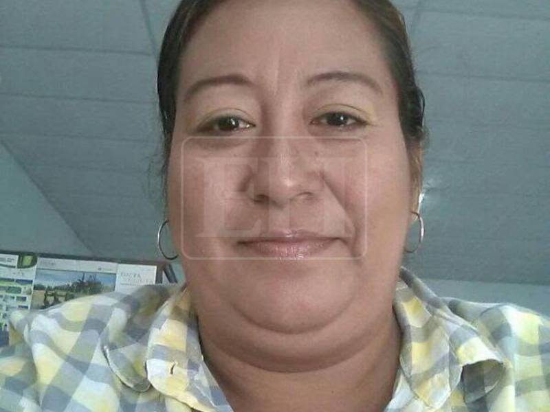 Antes de comenzar su jornada de trabajo, Drides Ulloa fue asesinada a disparos por desconocidos en Comayagua. Las autoridades investigan quiénes estarían detrás de su muerte. Esto se sabe del caso.