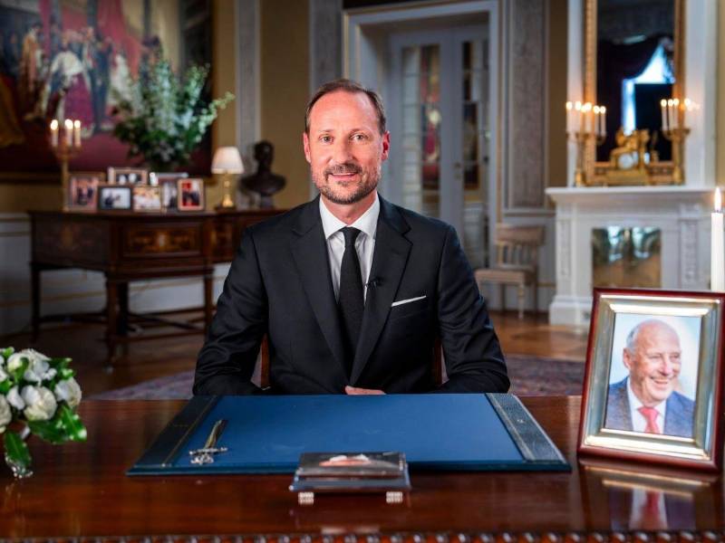 Haakon VIII pronunció este sábado su primer discurso como rey de Noruega, en homenaje a su padre Harald V, fallecido a los 89 años, mientras miles de ciudadanos siguen depositando flores frente al Palacio Real de Oslo.