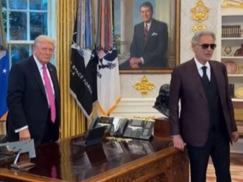 La Casa Blanca difundió en la red social X un video del tenor italiano Andrea Bocelli cantando en el Despacho Oval, ante Donald Trump. El cantante llegó acompañado de su familia.