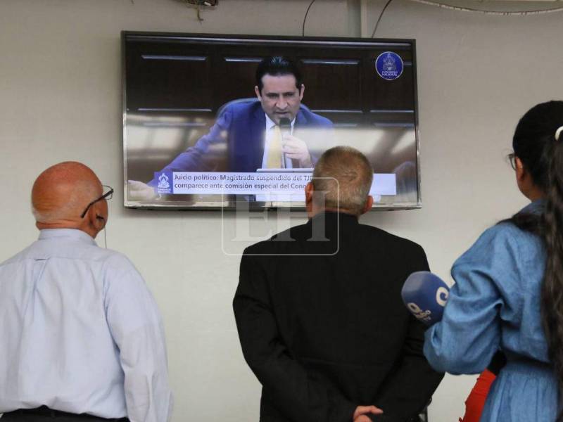 La audiencia inició pasada la hora pactada por la comisión por retrasos.