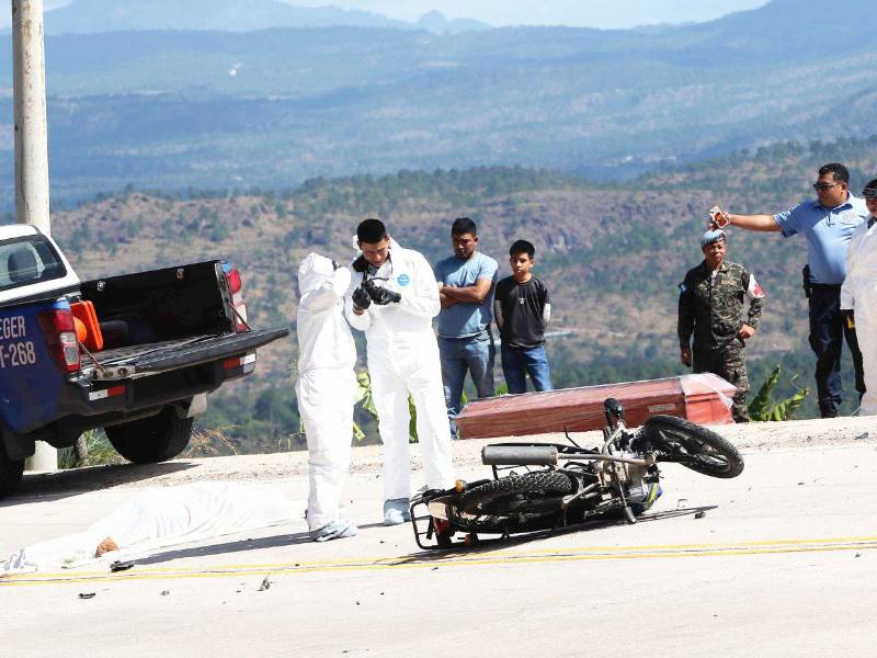 Cuatro motocicletas colisionaron en una curva de la carretera a oriente, a inmediaciones de Guayabillas, y falleció un motociclista.