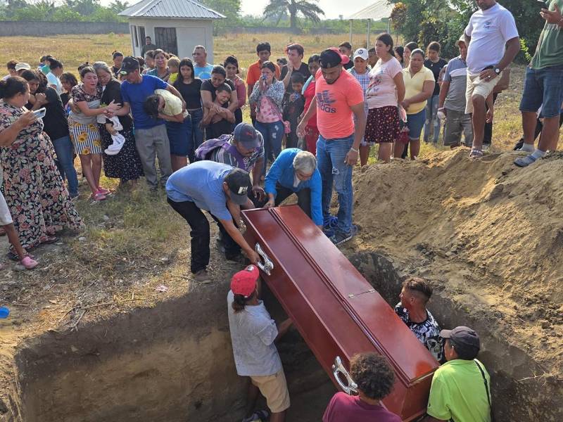Los sentimientos que reinan entre los pobladores de la aldea Rigores en el Aguán, Trujillo, son de indignación y miedo, también hay un clamor generalizado para que la justicia alcance a los responsables del asesinato a tiros de los 20 personas, entre ellos mujeres y menores de edad. Hoy la comunidad tiene miedo de ser los próximos muertos.