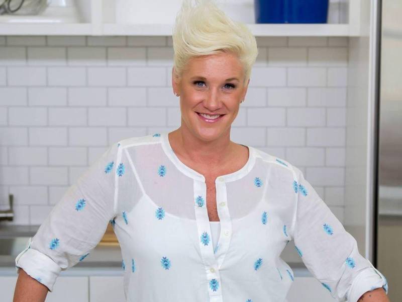 A casi un año de la muerte de la famosa chef Anne Burrell, un informe policial ha revelado nuevos detalles de su fallecimiento, ocurrido el 17 de junio de 2025.