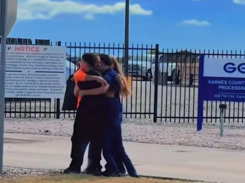 Momento en que Luis Hernández se reencuentra con sus cuatro hijos y esposa tras ser liberado por ICE.