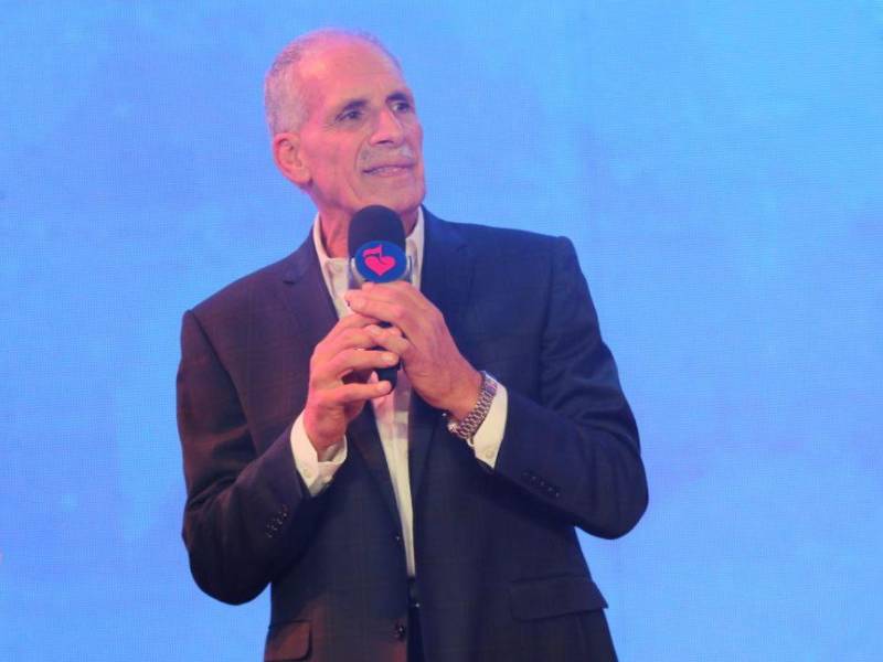 Nasry Asfura durante su intervención en la Teletón 2025, donde anunció que donará su salario presidencial a la causa solidaria.