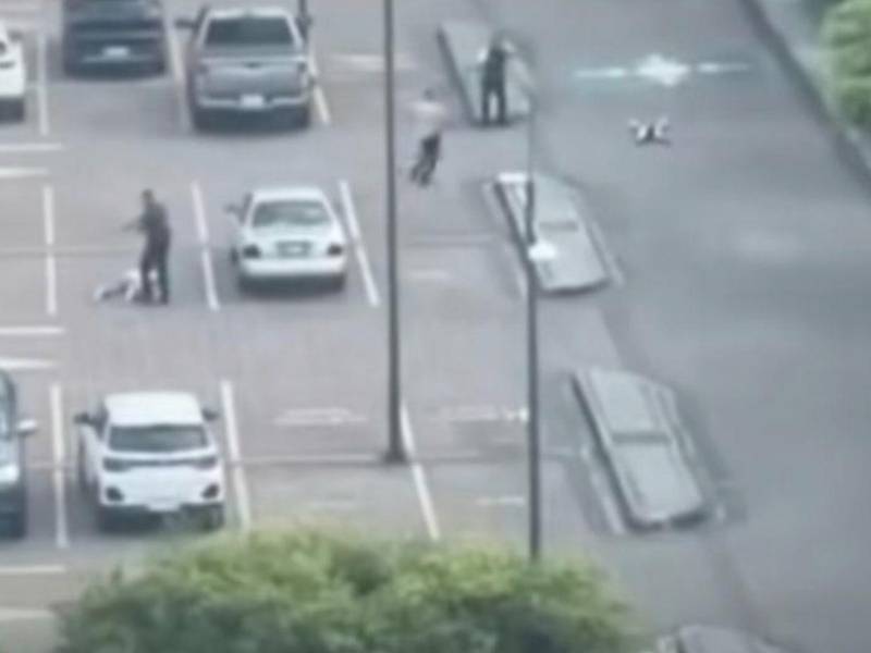 En videos que circulan en redes sociales se puede ver cómo dos personas están en el piso tras el ataque.