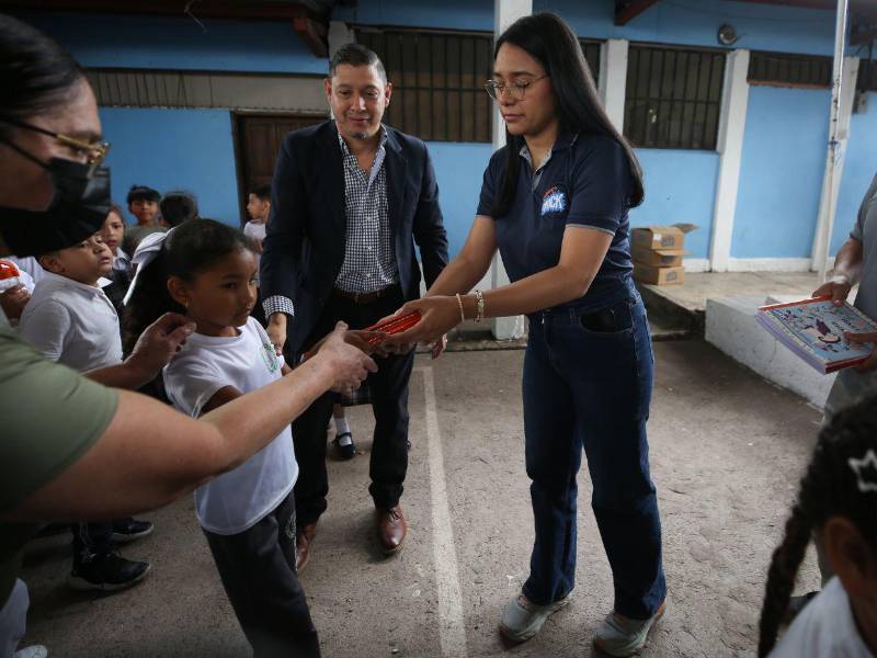 Daniela Padilla y Naúm Ortiz de Cuadernos Quick participaron en la entrega masiva de 1,650 cuadernos en la Escuela Roberto Sosa de Tegucigalpa,