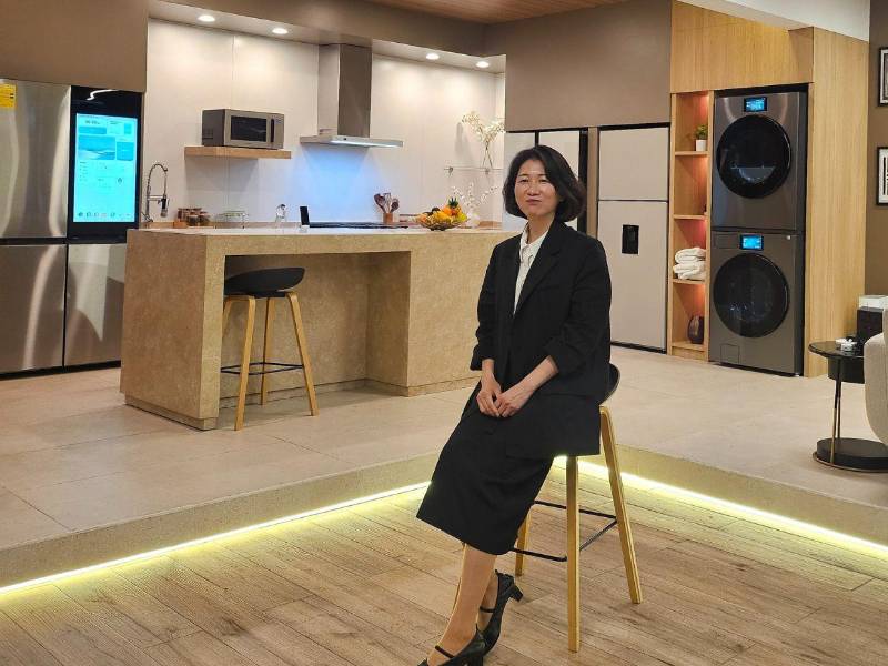 Bona Lee, VP Corporativa de Costumer Experience de Samsung, explica como por medio de la IA se automatizan muchas de las tareas que antes las personas tenían que realizar manualmente.