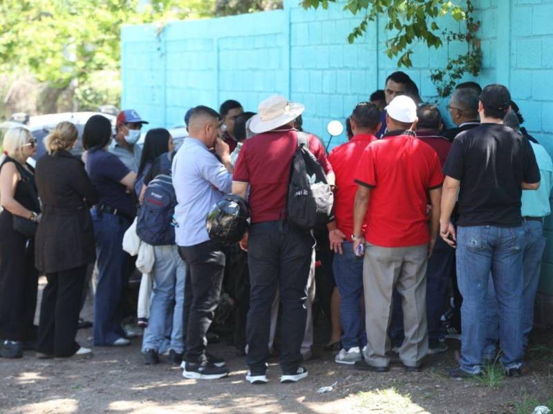Los trabajadores permanecen de forma pacífica en el exterior de las instalaciones, mientras la Policía Municipal y la Policía Nacional permanecen en el lugar para evitar incidentes.