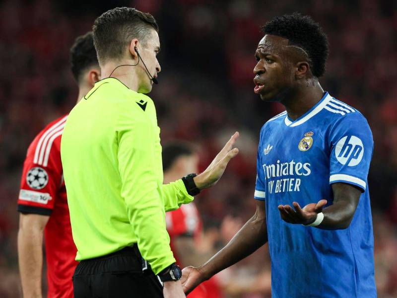 El momento en que Vinicius denuncia la situación ante el árbitro.