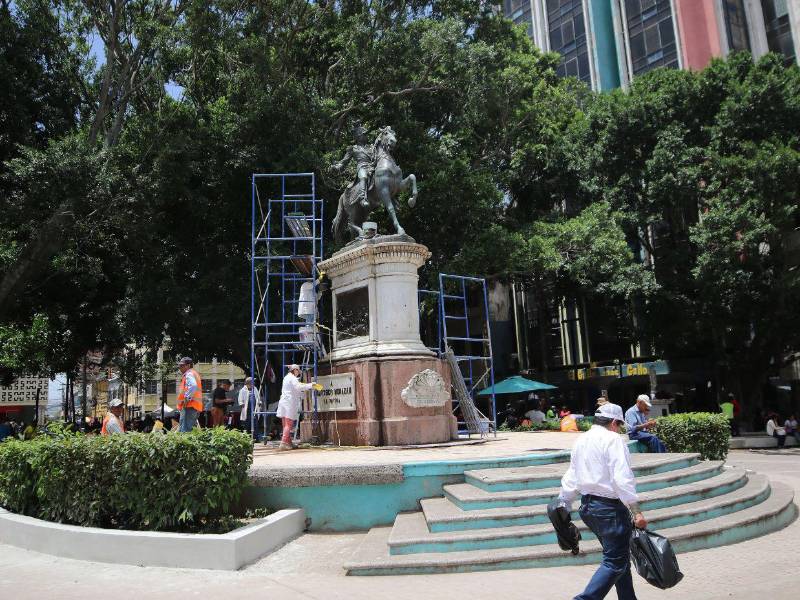 Técnicos del IHAH y de la Gerencia de Turismo capitalina limpian la estatua ecuestre de Francisco Morazán para que luzca en su máximo esplendor.