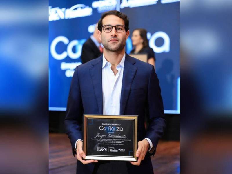 Rodrigo Canahuati recibió el reconocimiento en representación de su padre Jorge Canahuati.