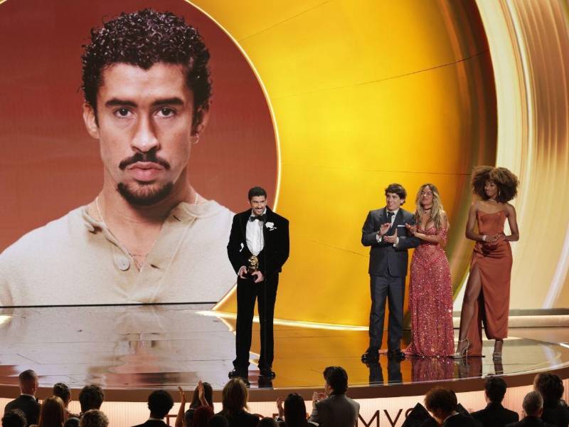 El pasado domingo, Bad Bunny se alzó con el Grammy a Mejor álbum del año y Mejor álbum de música urbana por Debí tirar más fotos, también logró el gramófono dorado a Mejor interpretación de música global por su tema EoO.