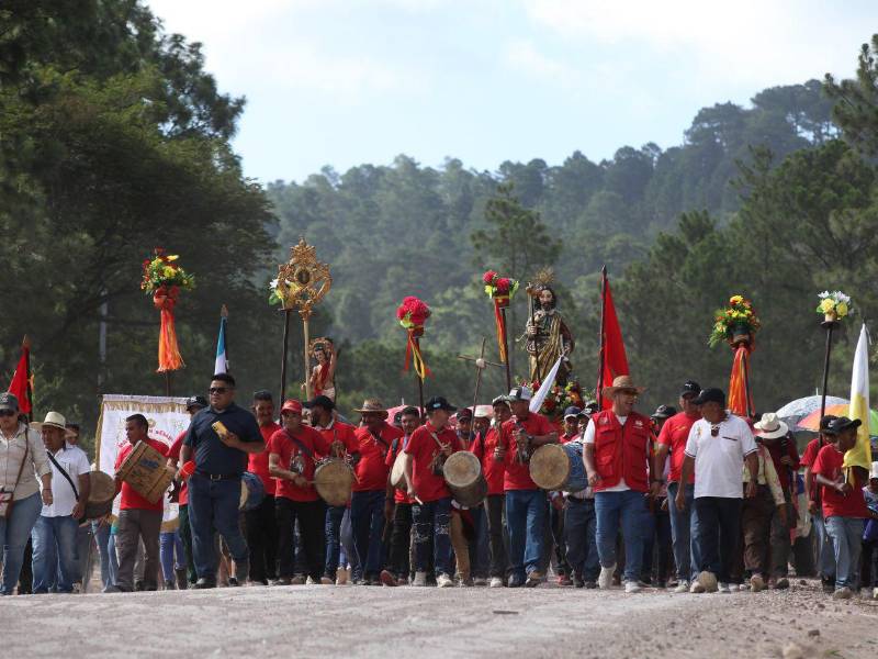 Esta tradición simboliza una profunda alianza y hermandad que ha evolucionado desde sus orígenes prehispánicos hasta la actualidad. La música es un elemento fundamental que contribuye al carácter festivo junto con el baile.