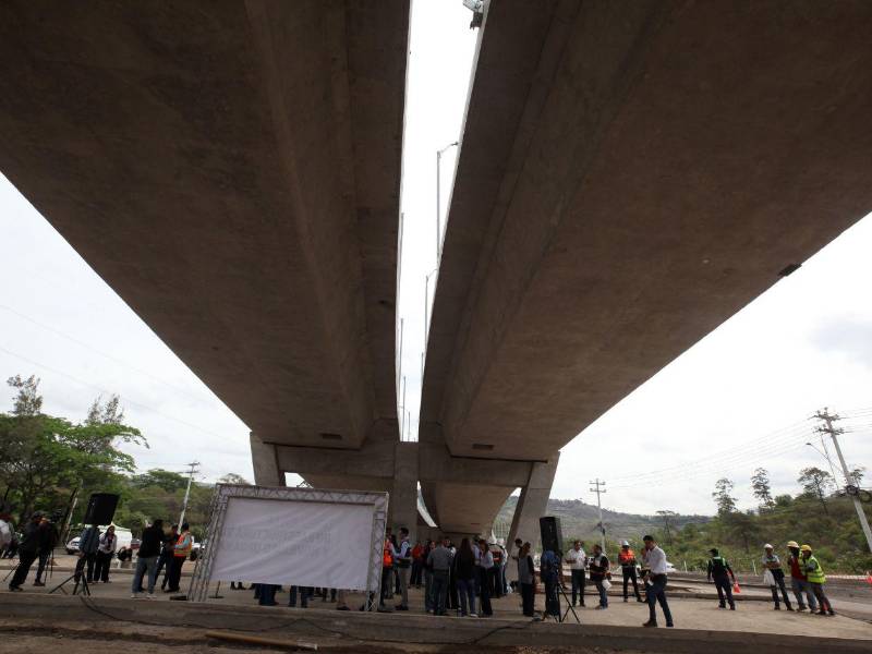 Expertos de Colombia, México y Honduras avalaron el reforzamiento del puente Papa Francisco antes de su apertura.