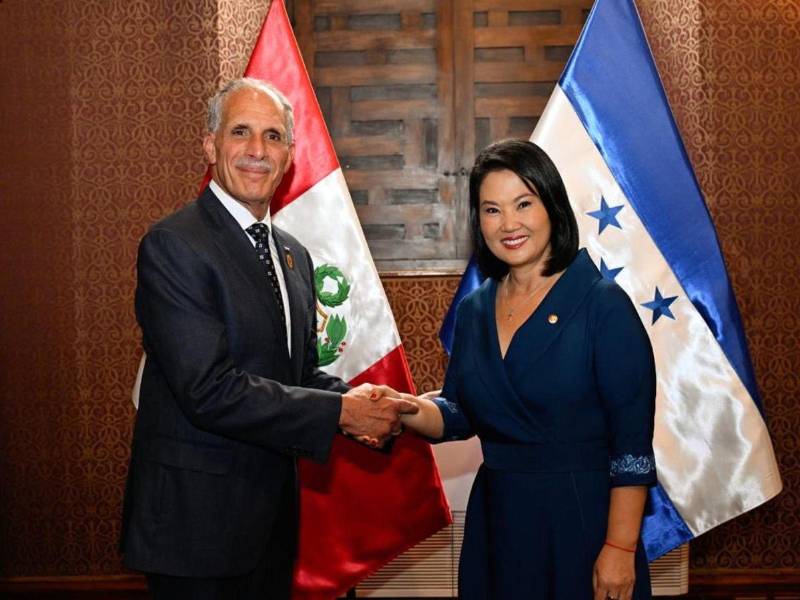 Keiko Fujimori, posando previo a su investidura junto al presidente de Honduras, Nasry Asfura, este martes en el Palacio de Torre Tagle en Lima, Perú.