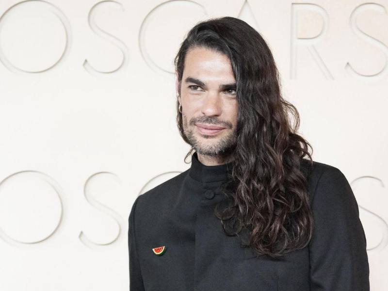 Y los palestinos están sufriendo, sin dudarlo, señaló el cineasta, que aseguró que hay que tener en nuestra conciencia ese dolor y sostenerlo un poco, ayudar a sostener ese dolor.