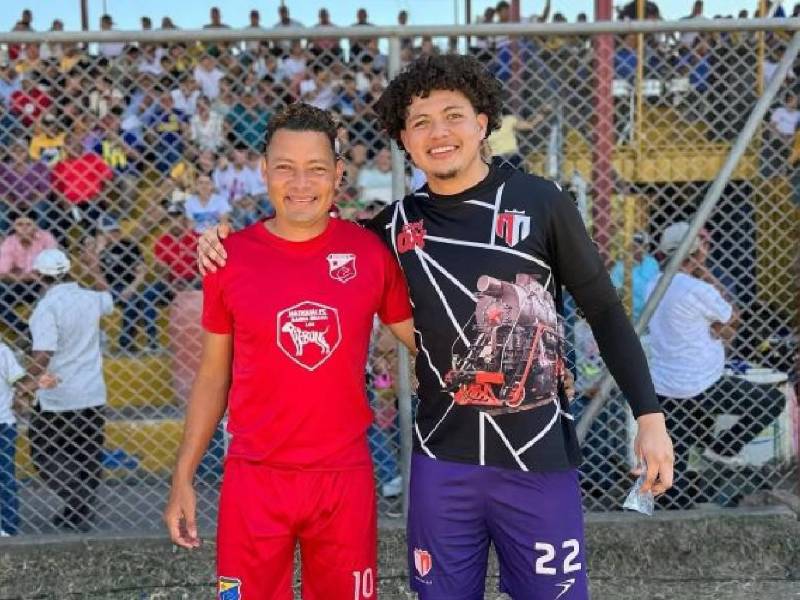 Cesar Salandía (izquierda) es el futbolista hondureño que salió herido.