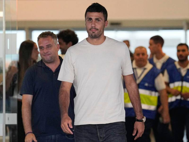 Rodri en su llegada fue recibido por un gran números de aficionados del Barcelona.