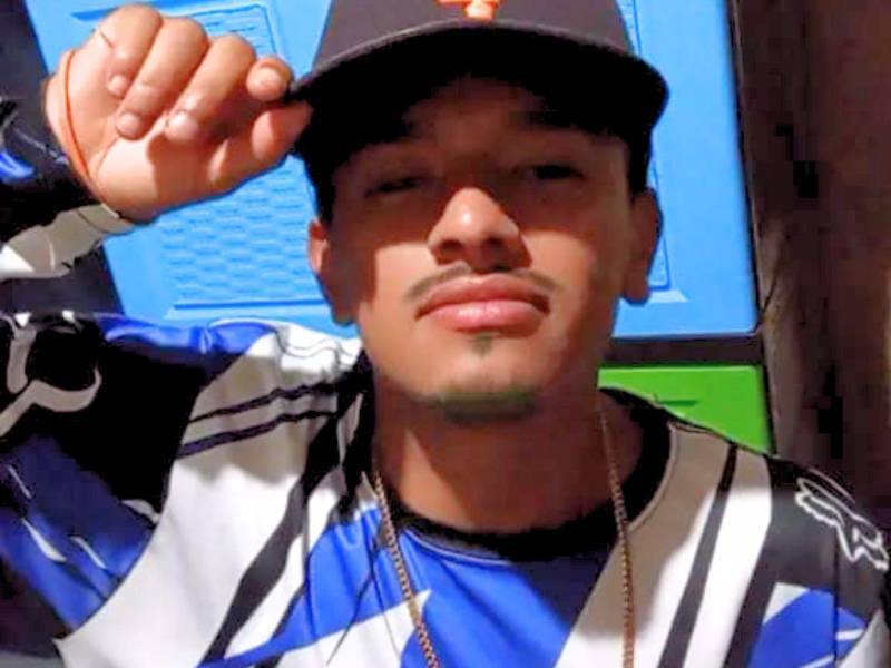 A la espera de la entrega del cuerpo de su hijastro se encuentra don Santos Saúl Gómez García, luego de que presuntamente un policía le quitara la vida de un disparo en Trojes, El Paraíso. Estas fueron las últimas palabras del joven: