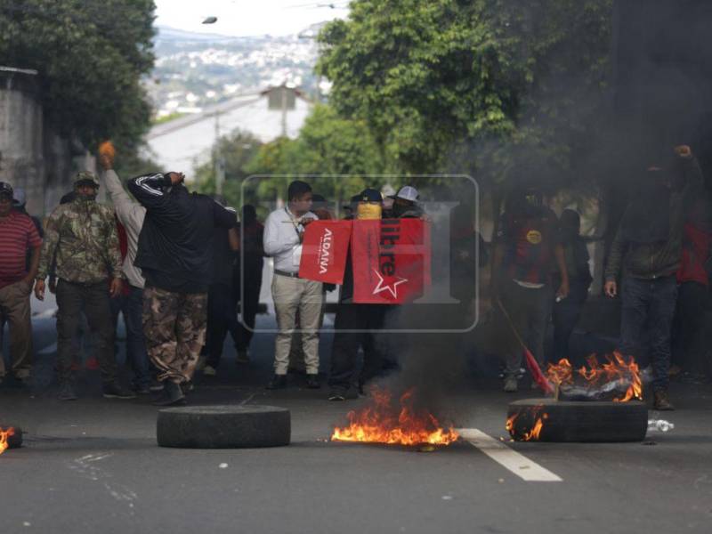 Con banderas del partido Libertad y Refundación (Libre), quema de llantas e incluso golpeando a ciudadanos, militantes del mismo partido se han tomado la calle a inmediaciones del Infop, donde está instalado el Centro Logístico Electoral (CLE), a la altura de Plaza Cuba, en el bulevar Fuerzas Armadas. Aquí las imágenes:
