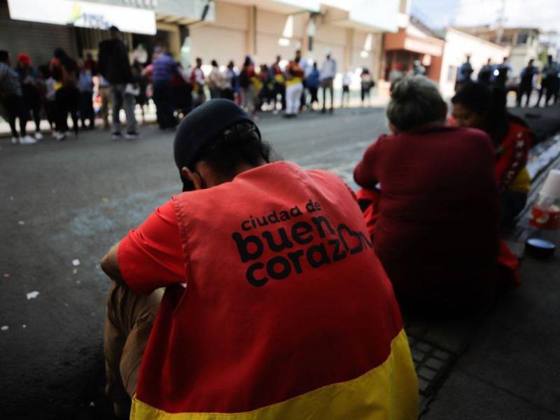 Empleados del servicio de limpieza de la Alcaldía Municipal del Distrito Central (AMDC) salieron a protestar la mañana de este lunes -5 de enero- para denunciar despidos y la falta de pago de su salario.