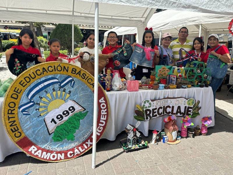 Comités Ambientales de las Escuelas Amigables con el Ambiente tomaron control del Parque Central para exponer sus productos elaborados con materiales reciclables.