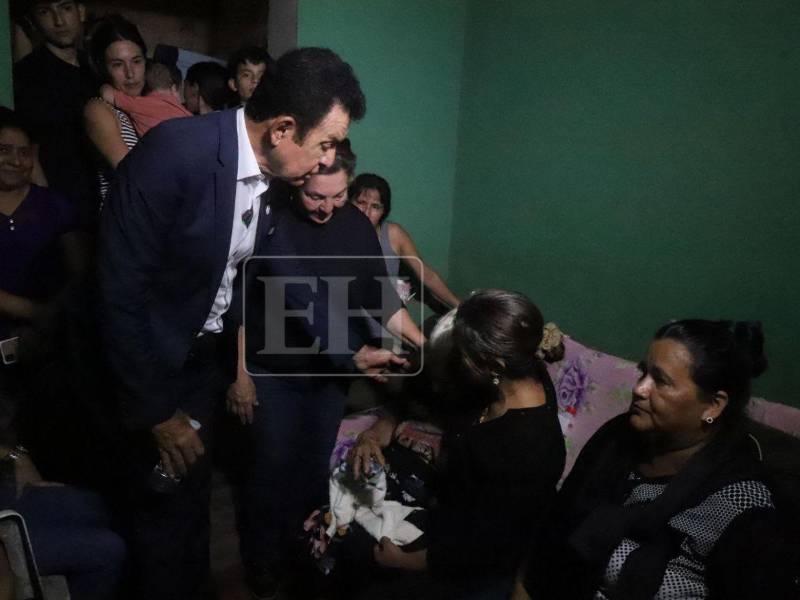 El candidato presidencial del Partido Liberal (PL), Salvador Nasralla, llegó hasta la aldea Loma Larga, del municipio de San José de Colinas, en Santa Bárbara, para despedir a las víctimas del brutal accidente.