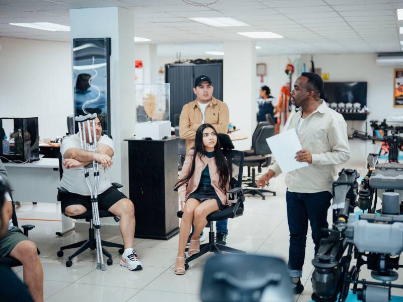 Beneficiarios durante pruebas de movilidad en una reunión con el ministro Luther Castillo Harry y personal técnico.