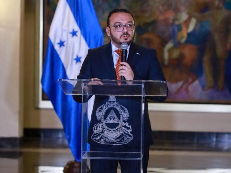 El secretario de Comunicaciones y Estrategia salió al paso para defender la administracipon de Nasry Asfura.