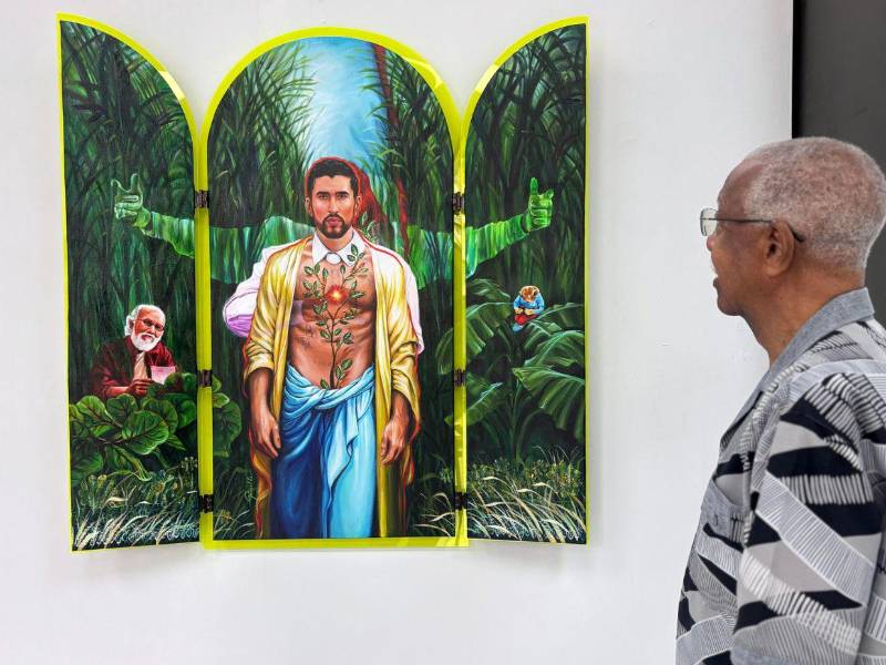 Un hombre observa una pintura inspirada en el cantante Bad Bunny durante la exposición 'Benito 100 x 35' este miércoles, en la Galería I Am Art en San Juan, Puerto Rico.